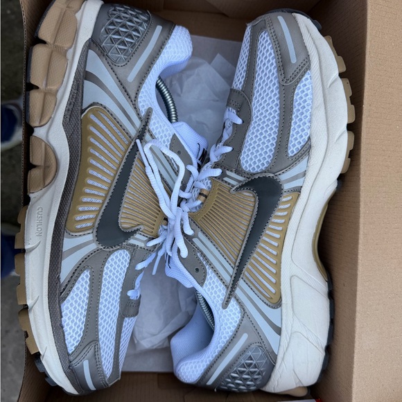 Nike Vomero 5 Metallic Pewter FJ4151-006 - Picture 8 of 9